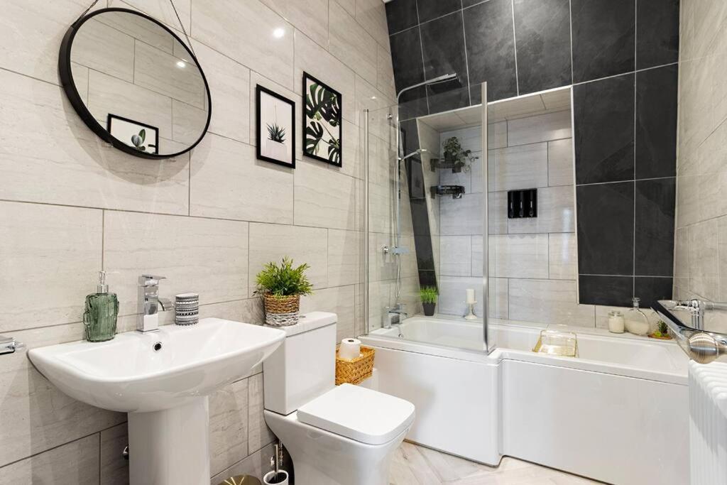 Modern 1 Bed Apartment, Sea Views, Free Parking, Wifi, Netflix Тинмут Экстерьер фото